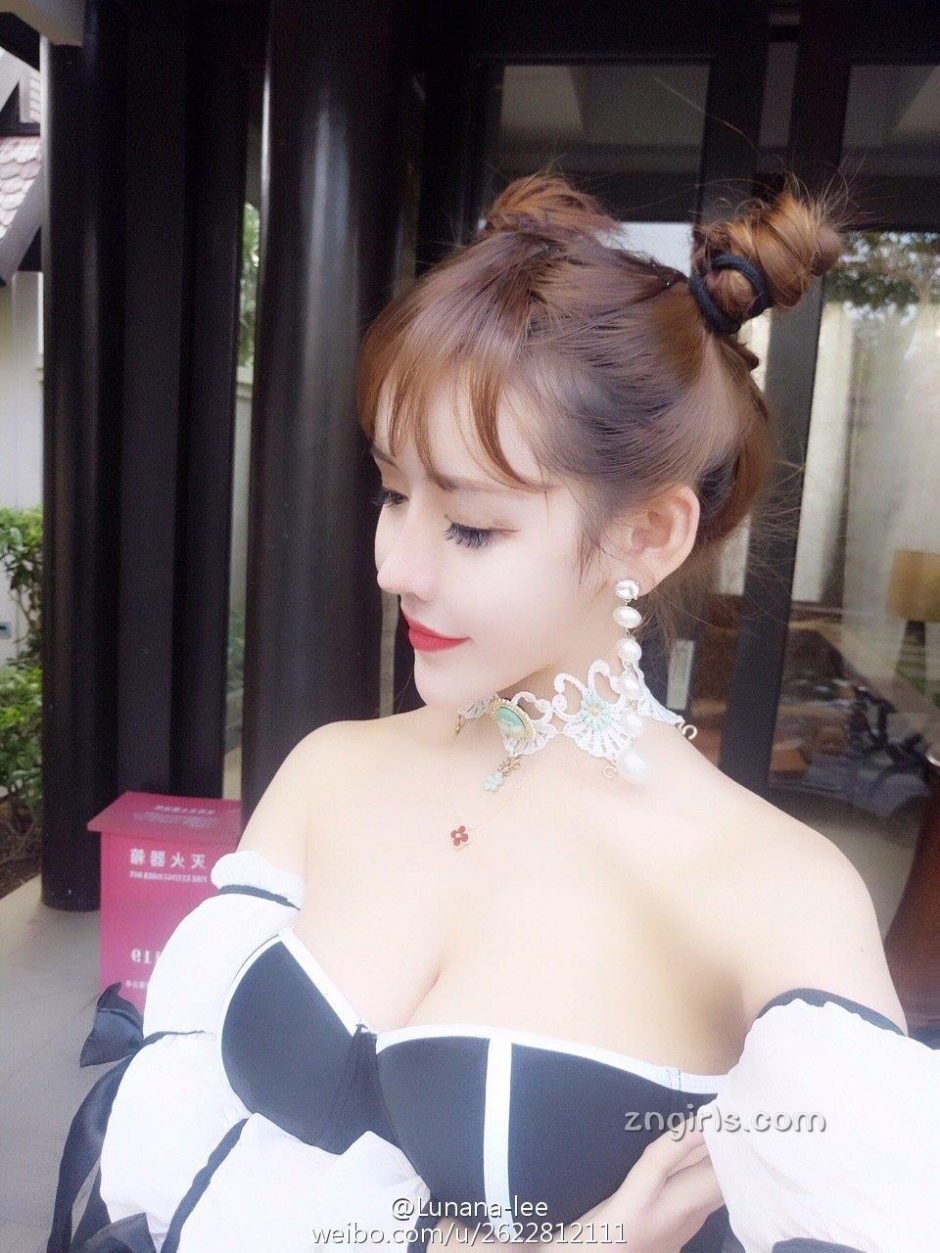 美女主播李娜比基尼私房照美胸诱人