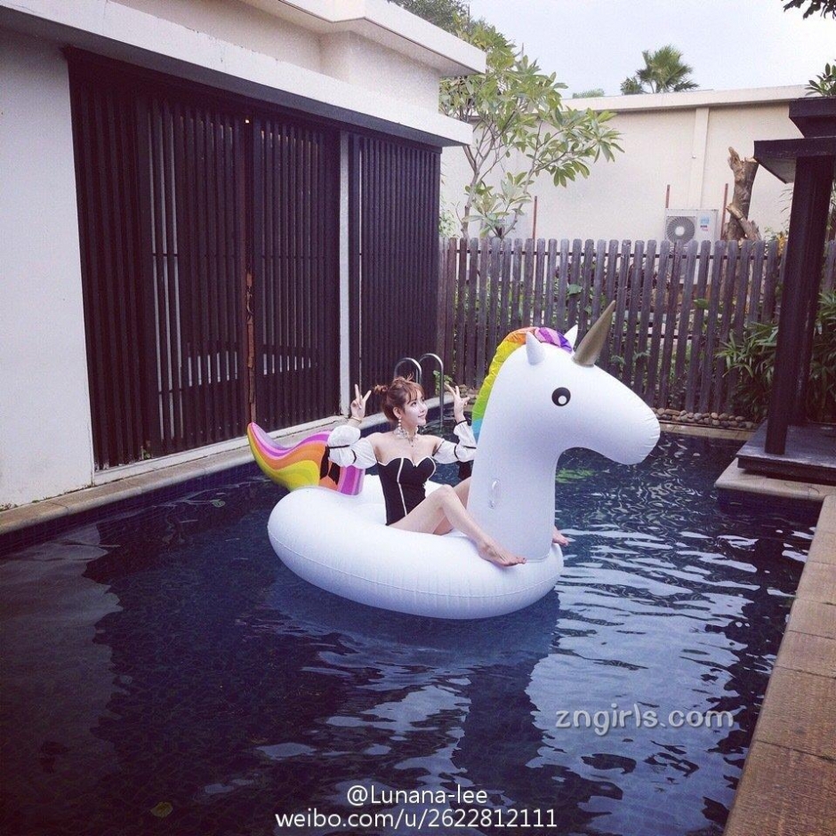 美女主播李娜比基尼私房照美胸诱人