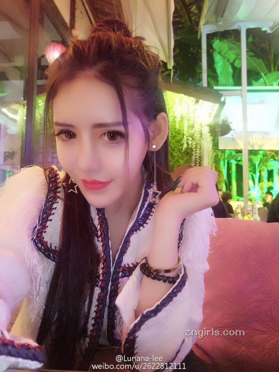 美女主播李娜比基尼私房照美胸诱人