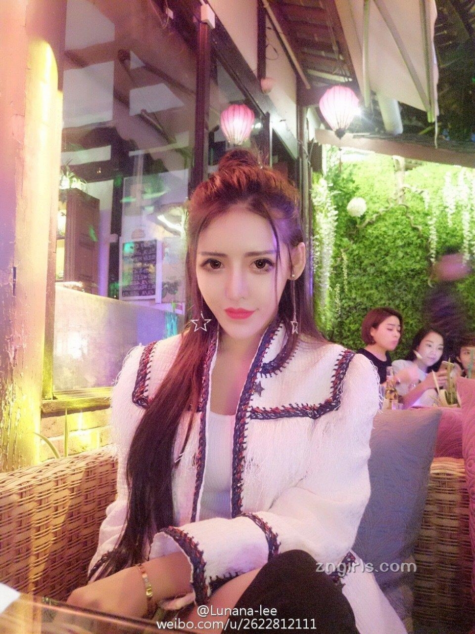 美女主播李娜比基尼私房照美胸诱人