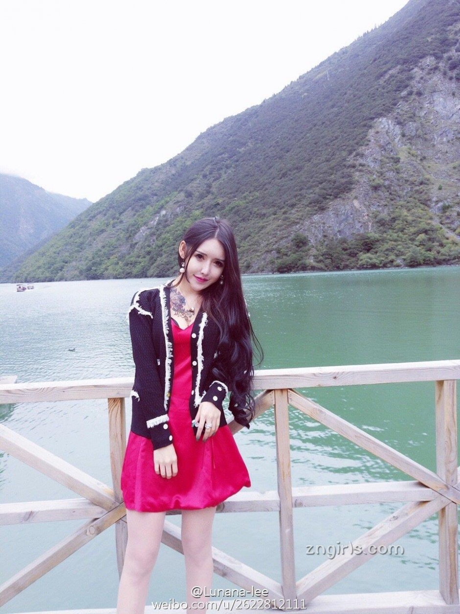 美女主播李娜比基尼私房照美胸诱人