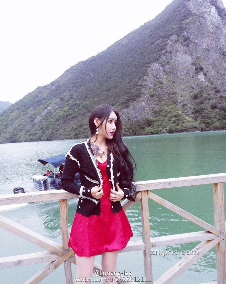 美女主播李娜比基尼私房照美胸诱人