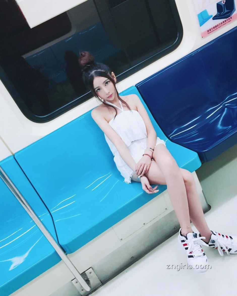 性感美女咕素汐私房写真酥胸诱人