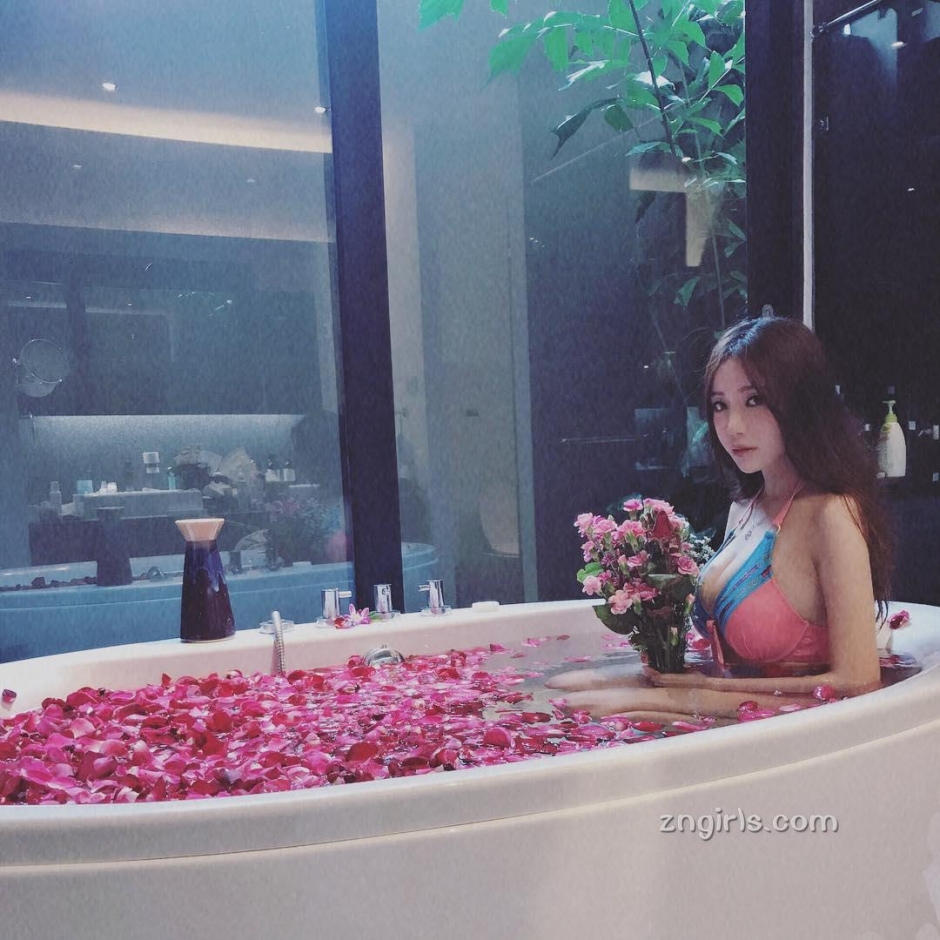 性感美女咕素汐私房写真酥胸诱人