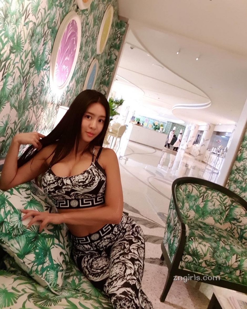 韩国美女文世琳性感自拍照丰满诱人