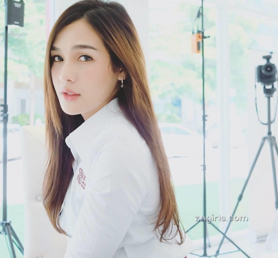 泰国美少女Pichyada Chatkamjaroen清纯私房写真