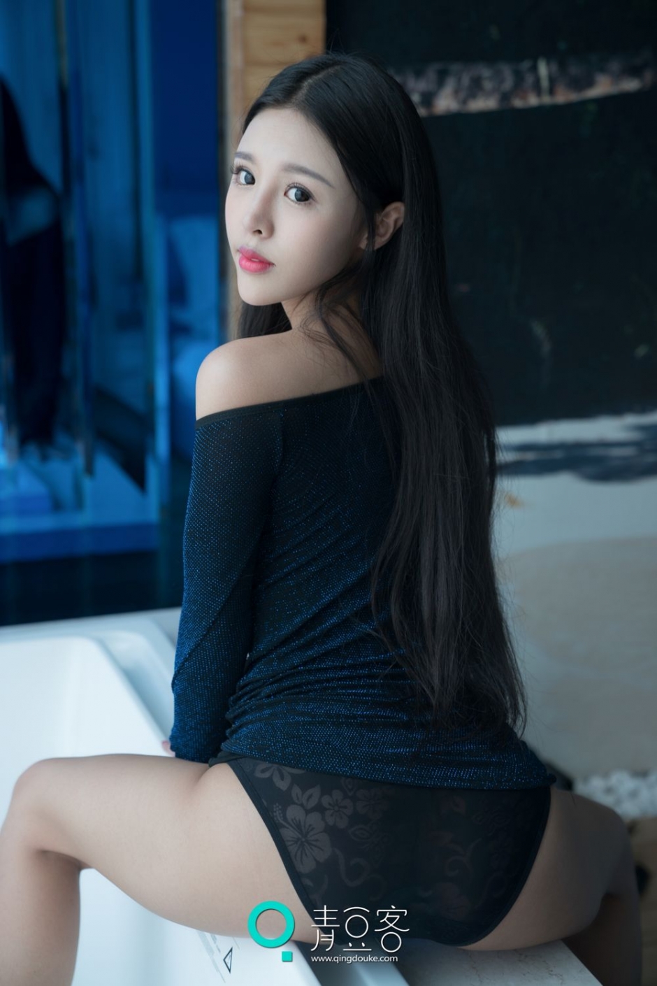 性感美女糖果红肚兜私房写真