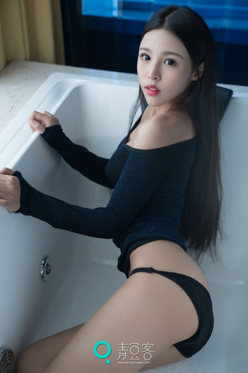 性感美女糖果红肚兜私房写真