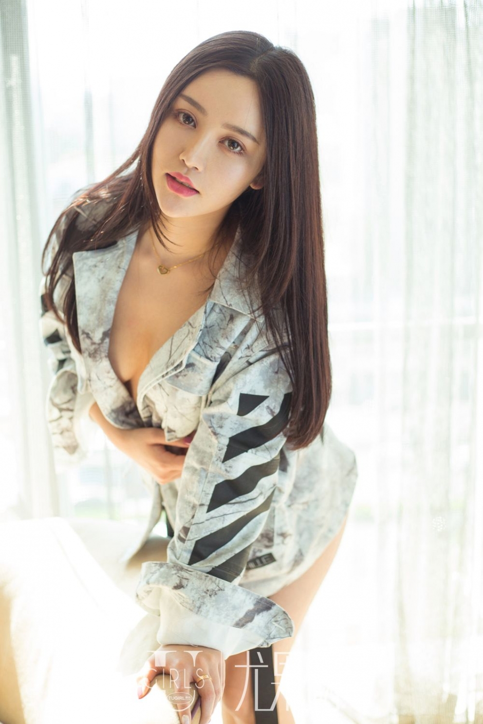 女神模特于梓馨蕾丝内衣写真性感迷人