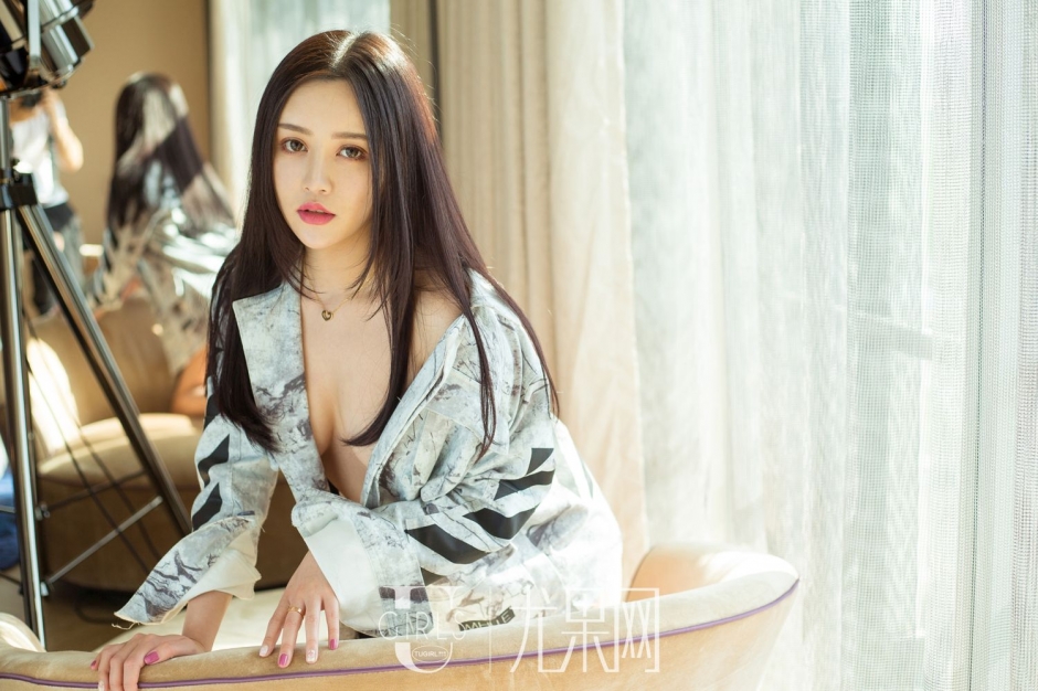 女神模特于梓馨蕾丝内衣写真性感迷人