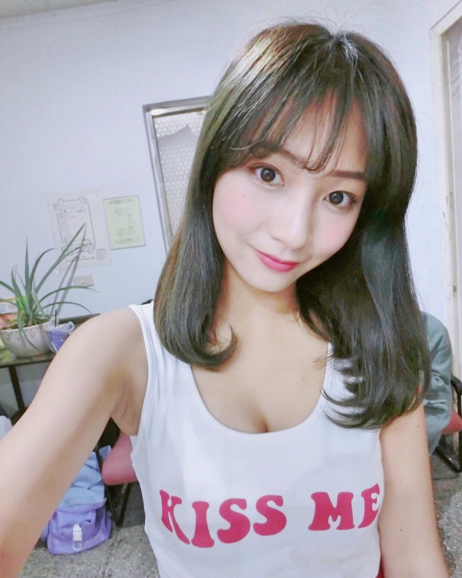 台湾美女何佳蓉生活美照甜美迷人