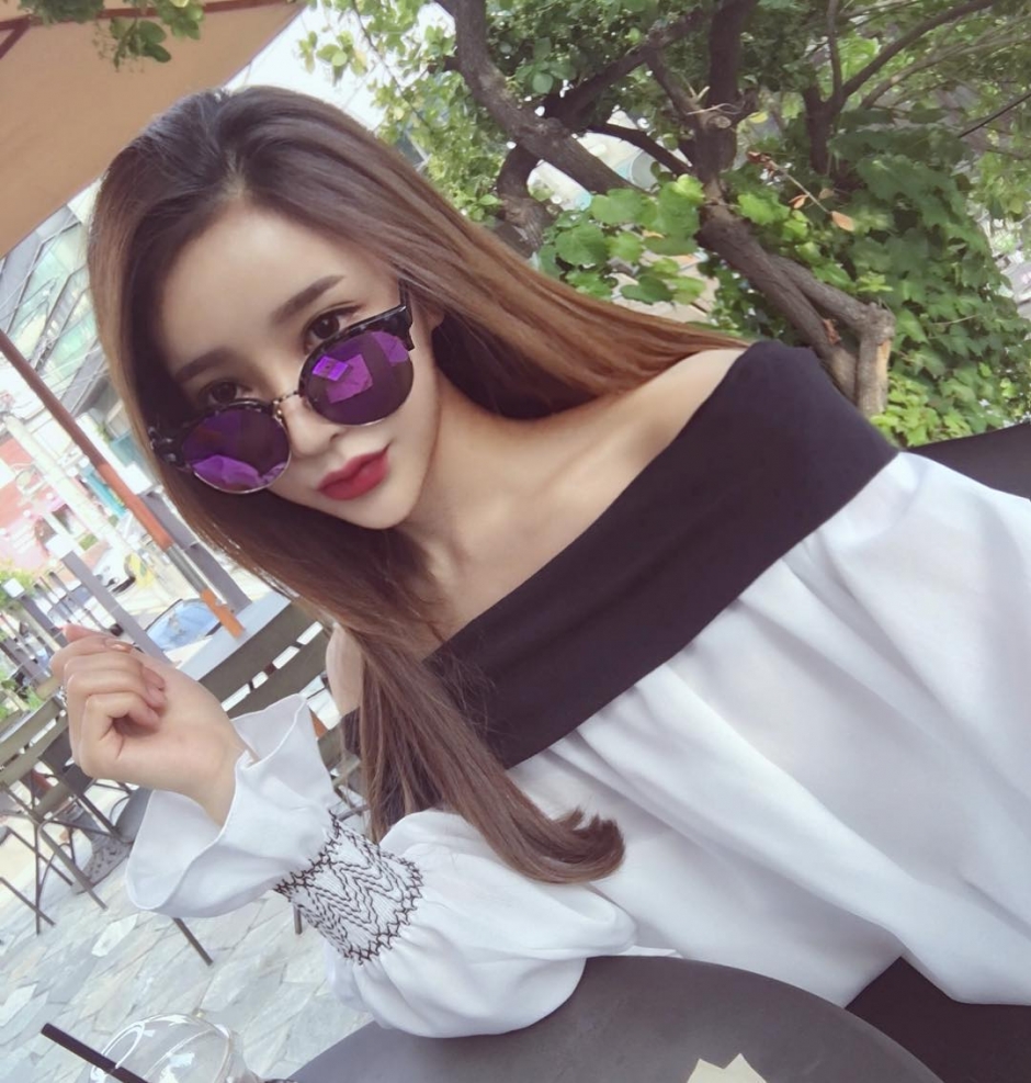 韩国美女崔莎罗比基尼私房照