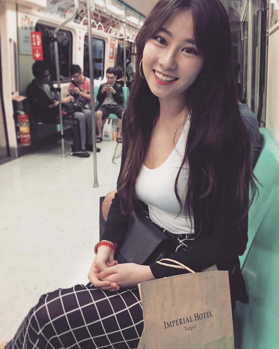 台湾美女校花高紫安性感自拍照