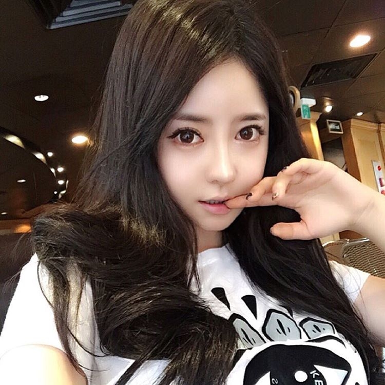 韩国美女洪秀雅泳池比基尼美照