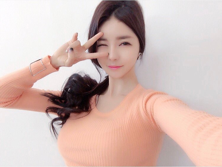 韩国美女洪秀雅泳池比基尼美照