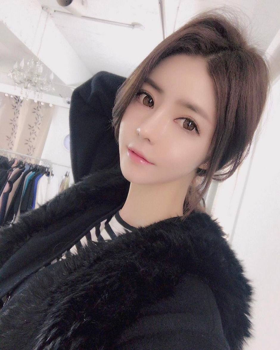 韩国美女洪秀雅泳池比基尼美照