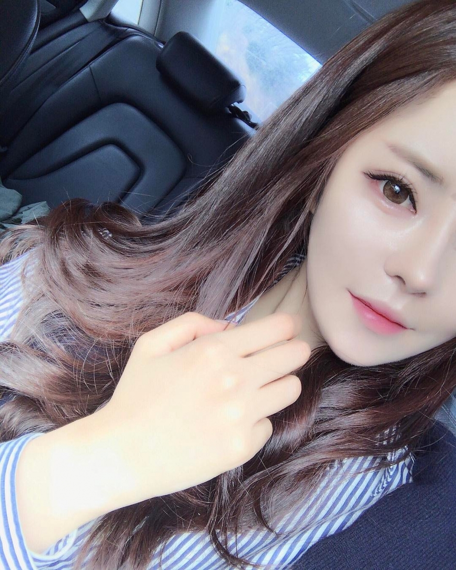 韩国美女洪秀雅泳池比基尼美照