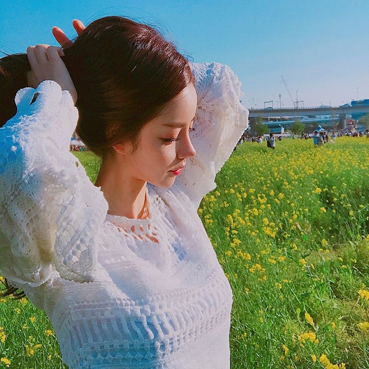 韩国美女洪秀雅泳池比基尼美照