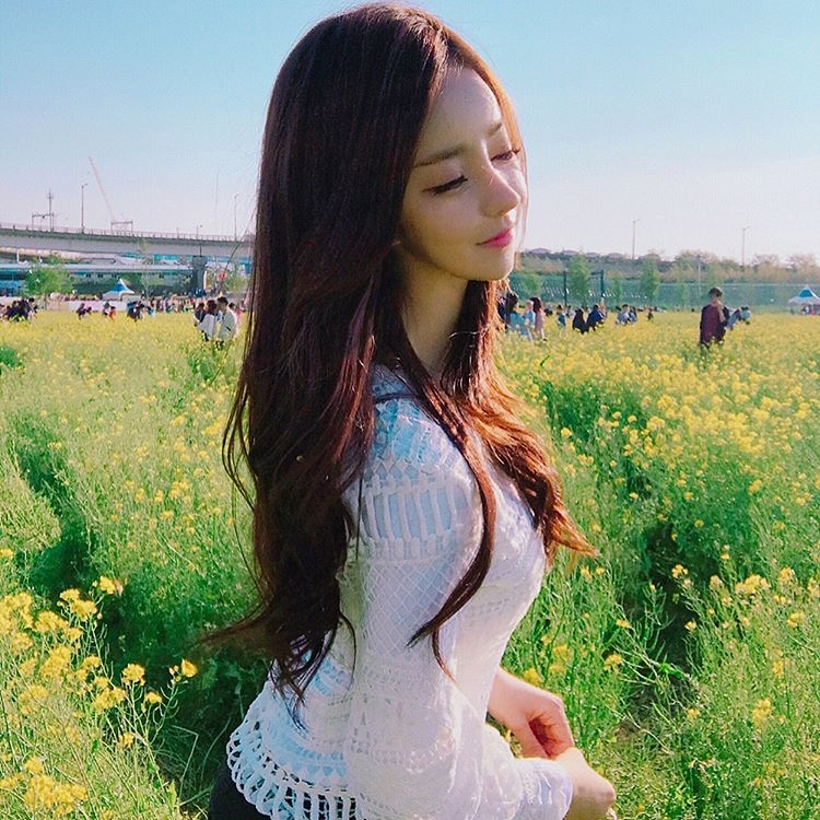 韩国美女洪秀雅泳池比基尼美照