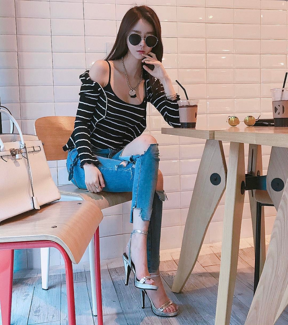 韩国美女洪秀雅泳池比基尼美照