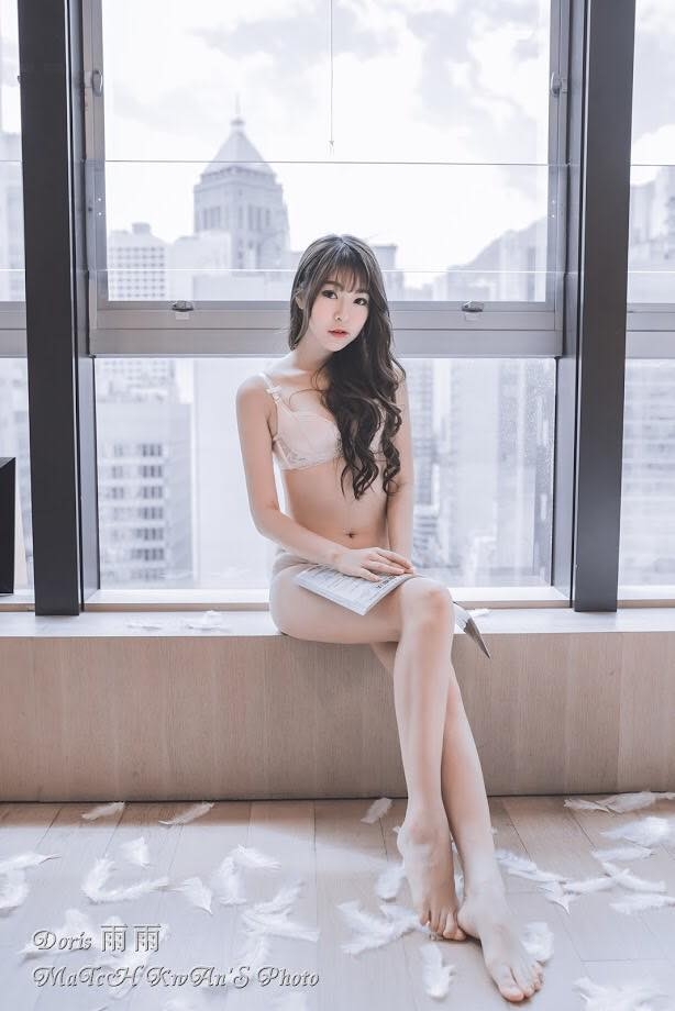 台湾长腿美女蔡雨雨性感私房照