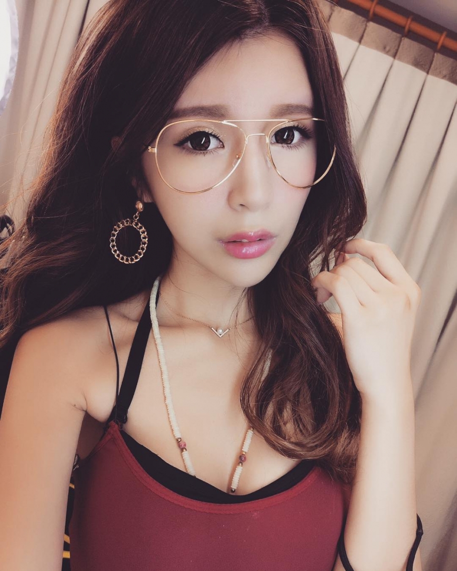 台湾美女刘子瑜低胸私房自拍照