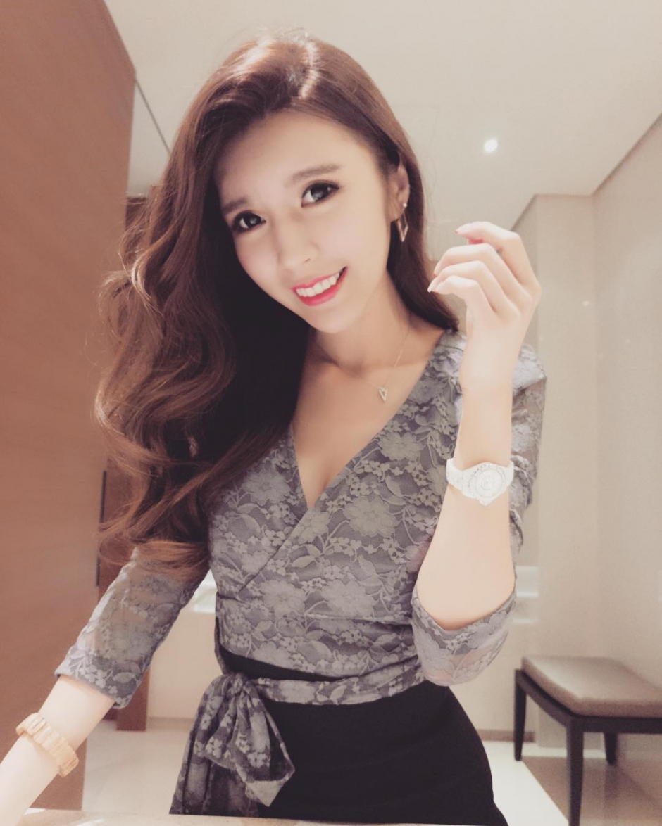 台湾美女刘子瑜低胸私房自拍照