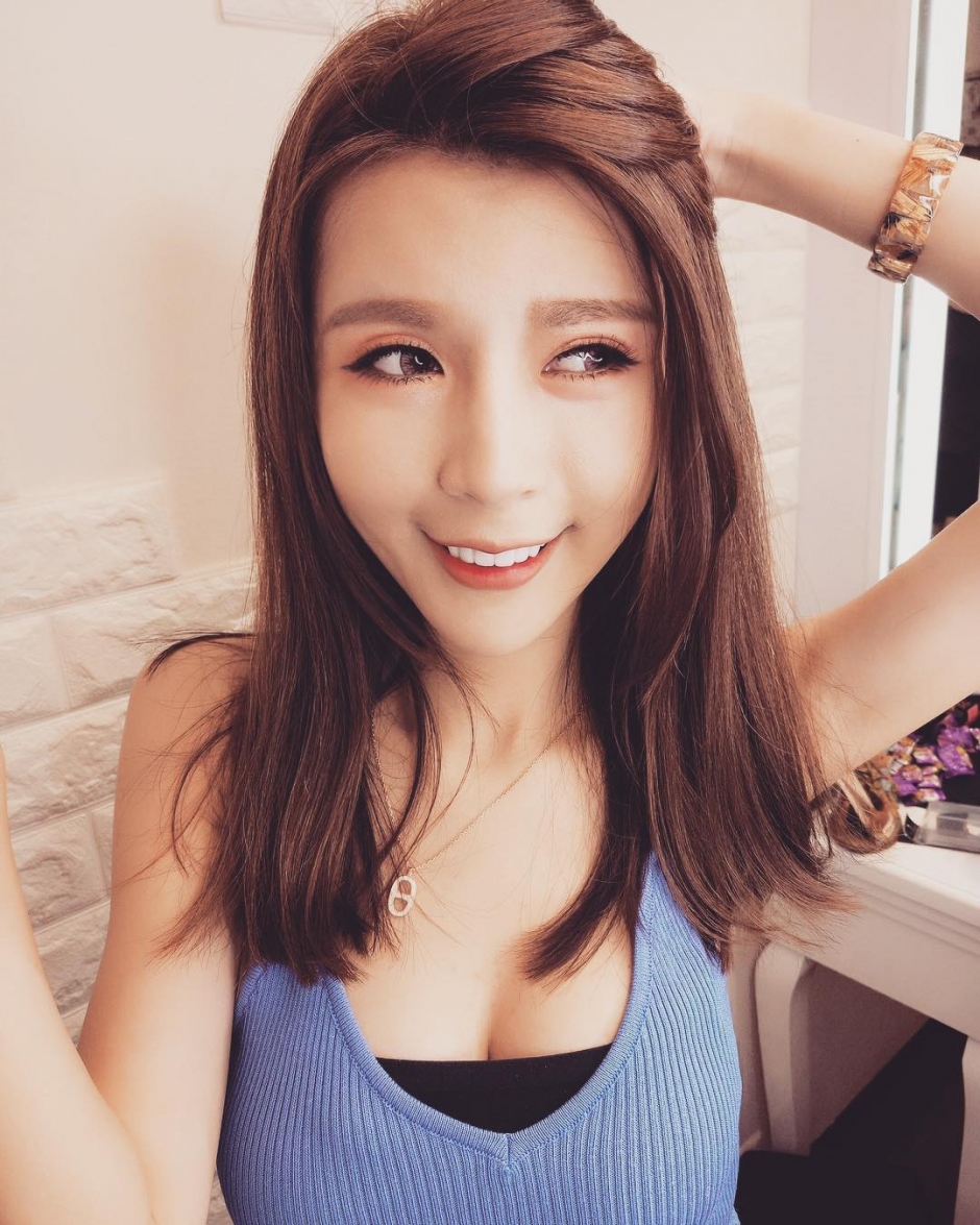 台湾美女刘子瑜低胸私房自拍照