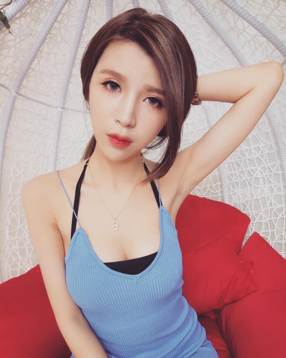 台湾美女刘子瑜低胸私房自拍照