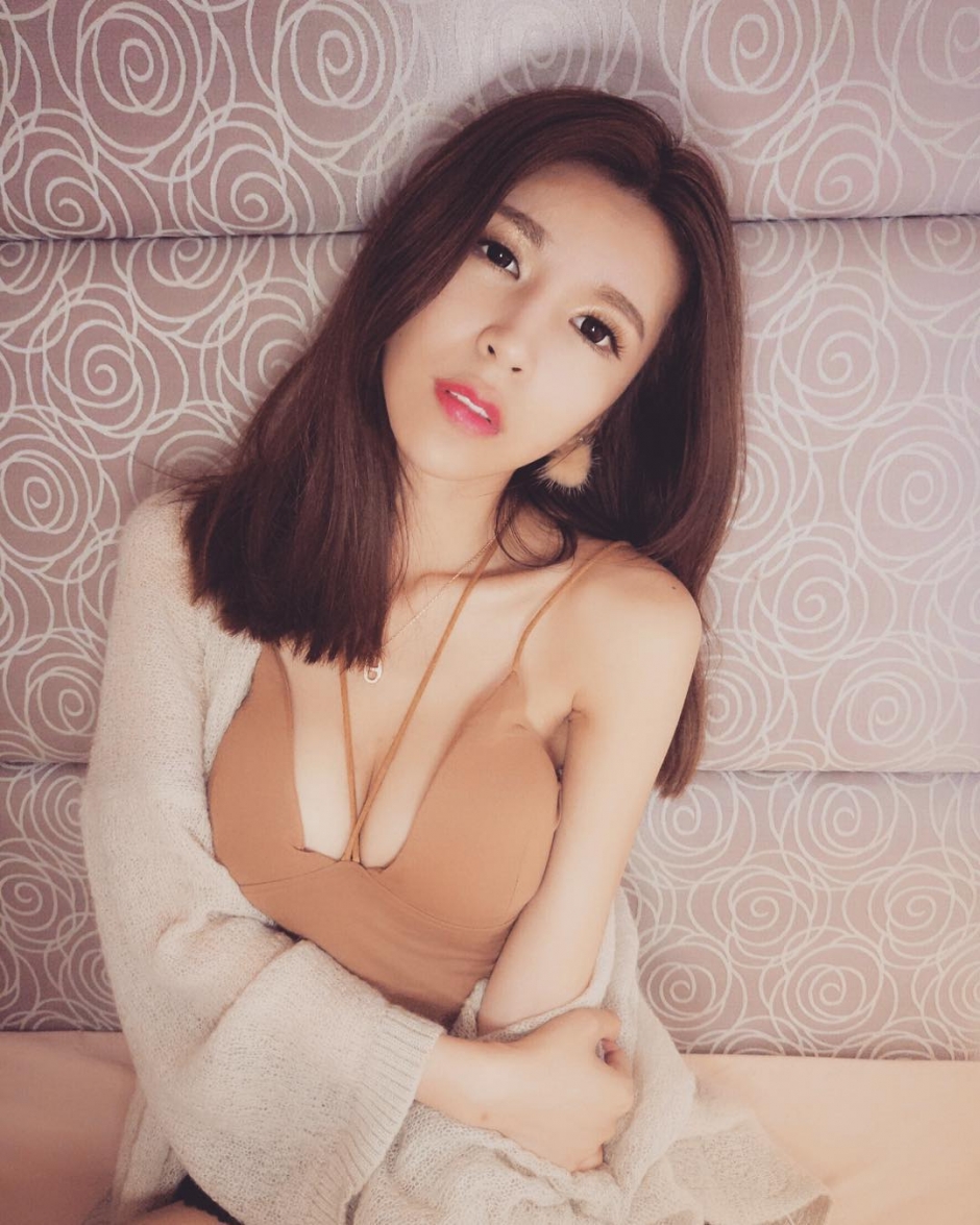 台湾美女刘子瑜低胸私房自拍照