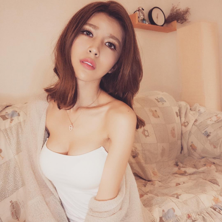 台湾美女刘子瑜低胸私房自拍照