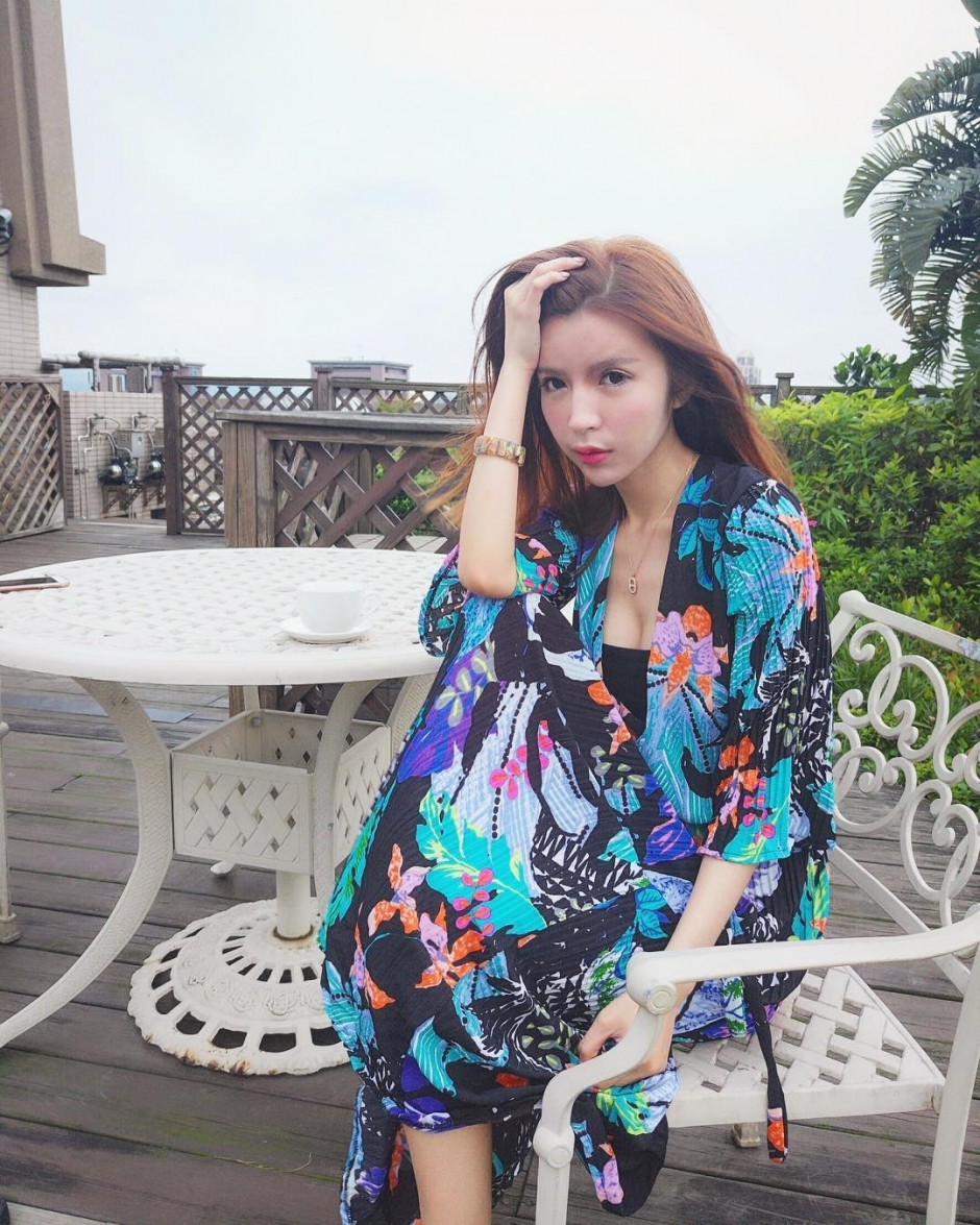 台湾美女刘子瑜低胸私房自拍照