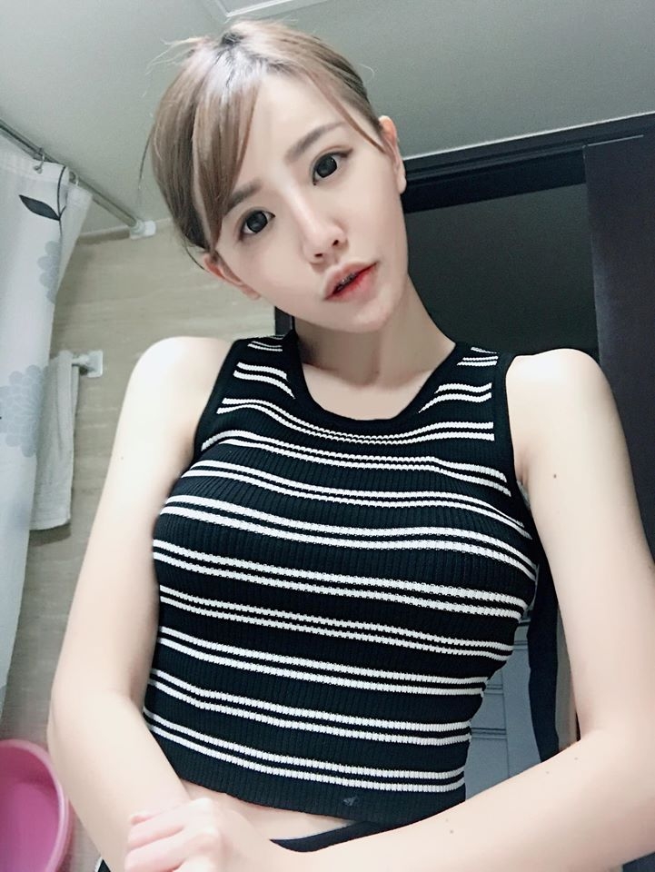 台湾美女张摸摸比基尼自拍照性感迷人