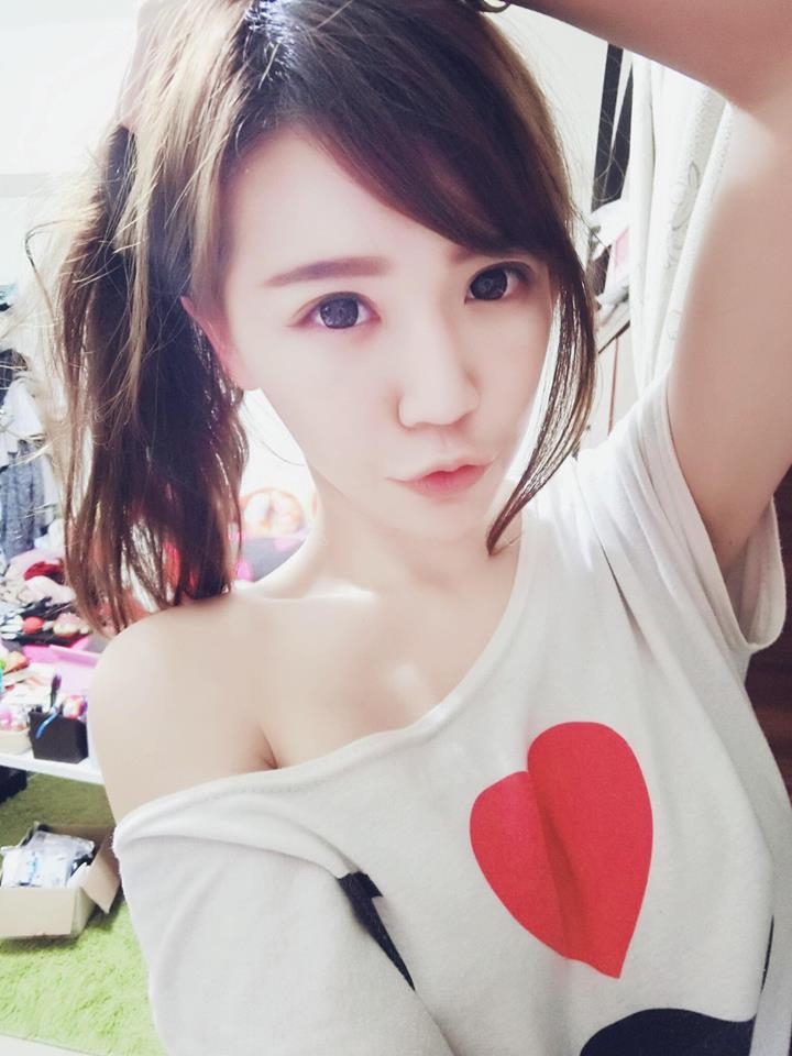 台湾美女张摸摸比基尼自拍照性感迷人