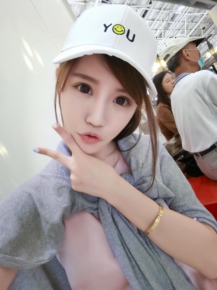 台湾美女张摸摸比基尼自拍照性感迷人