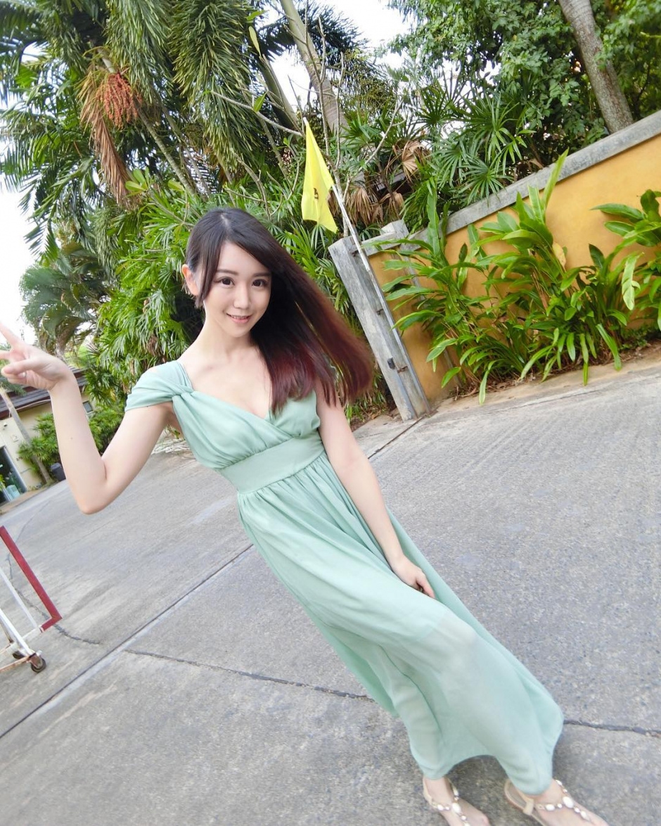 台湾美女张摸摸比基尼自拍照性感迷人