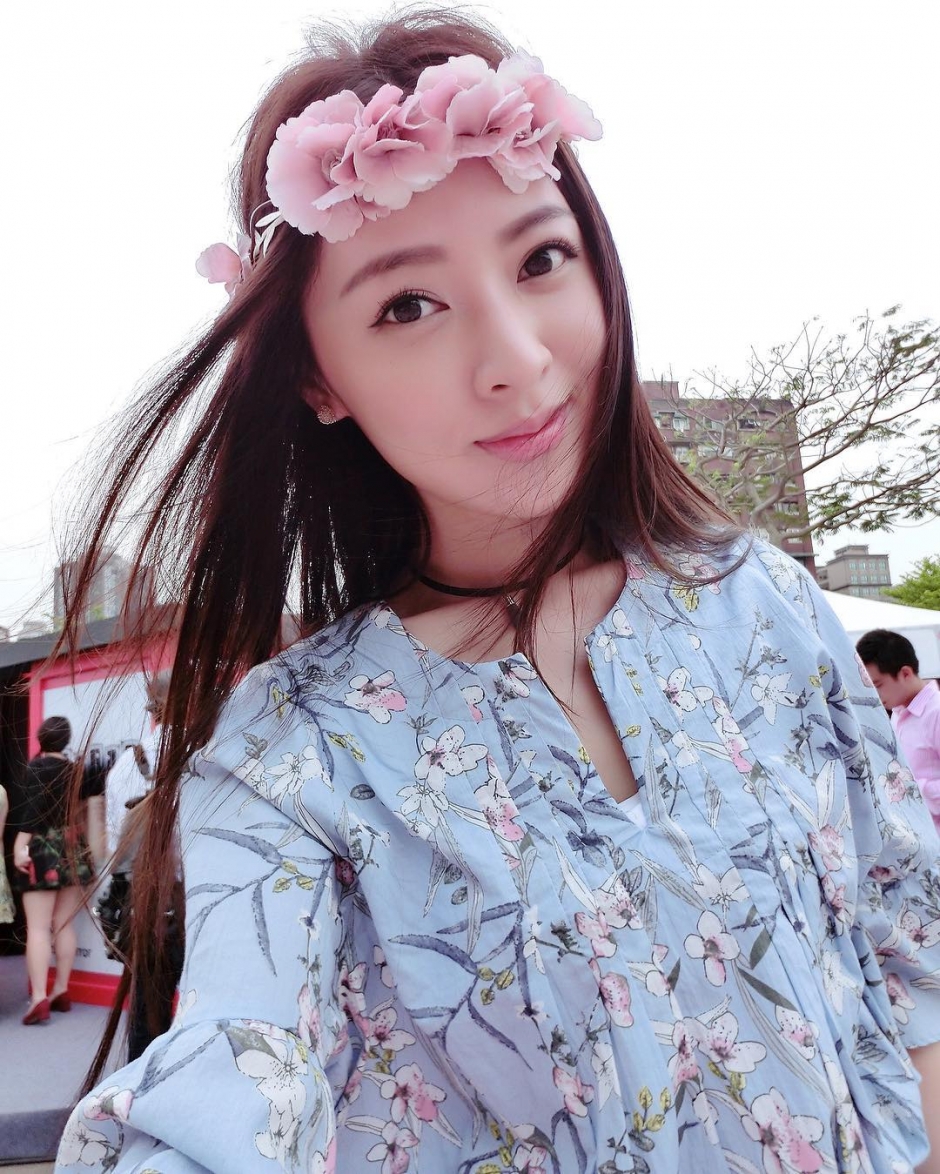 气质美女张子蕾泳装私房照性感迷人