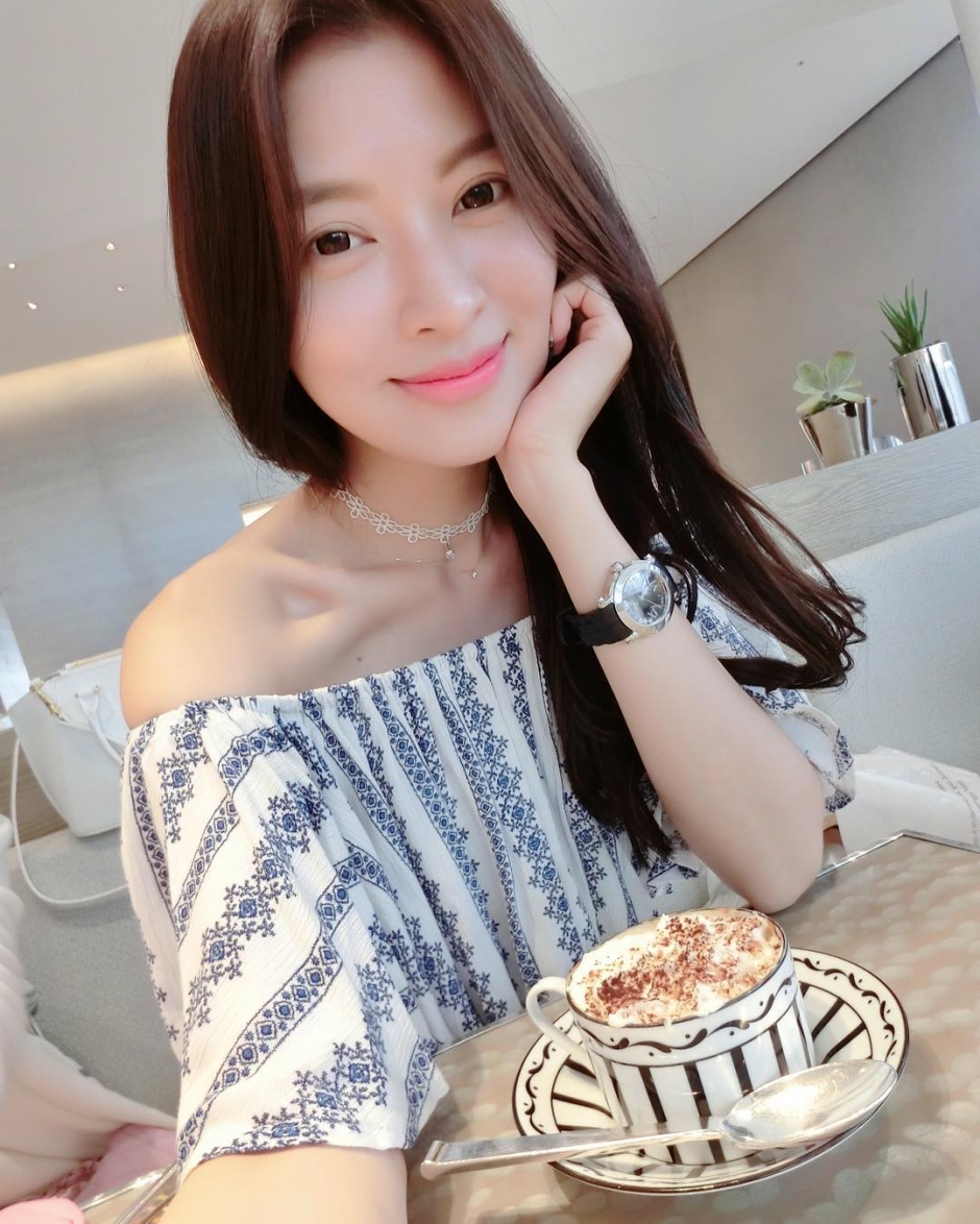 气质美女张子蕾泳装私房照性感迷人