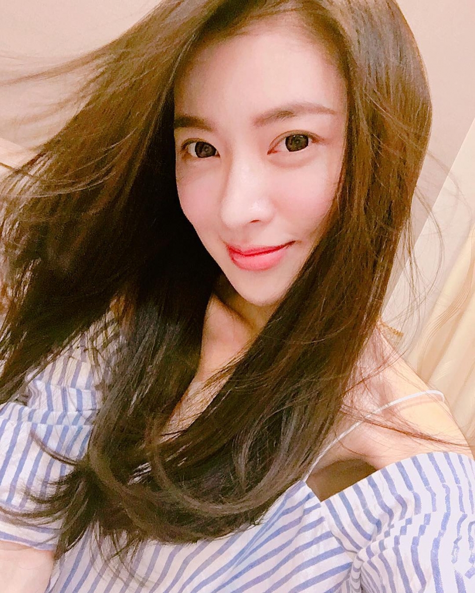 气质美女张子蕾泳装私房照性感迷人