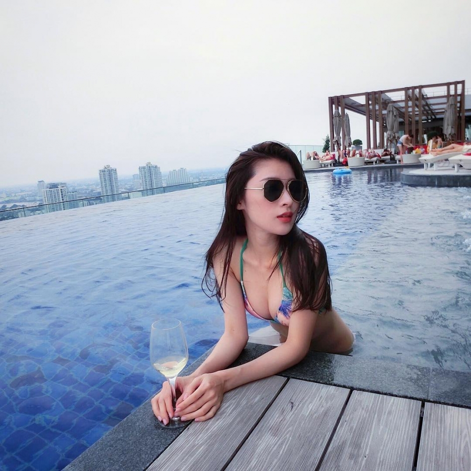 气质美女张子蕾泳装私房照性感迷人