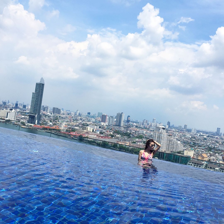 气质美女张子蕾泳装私房照性感迷人