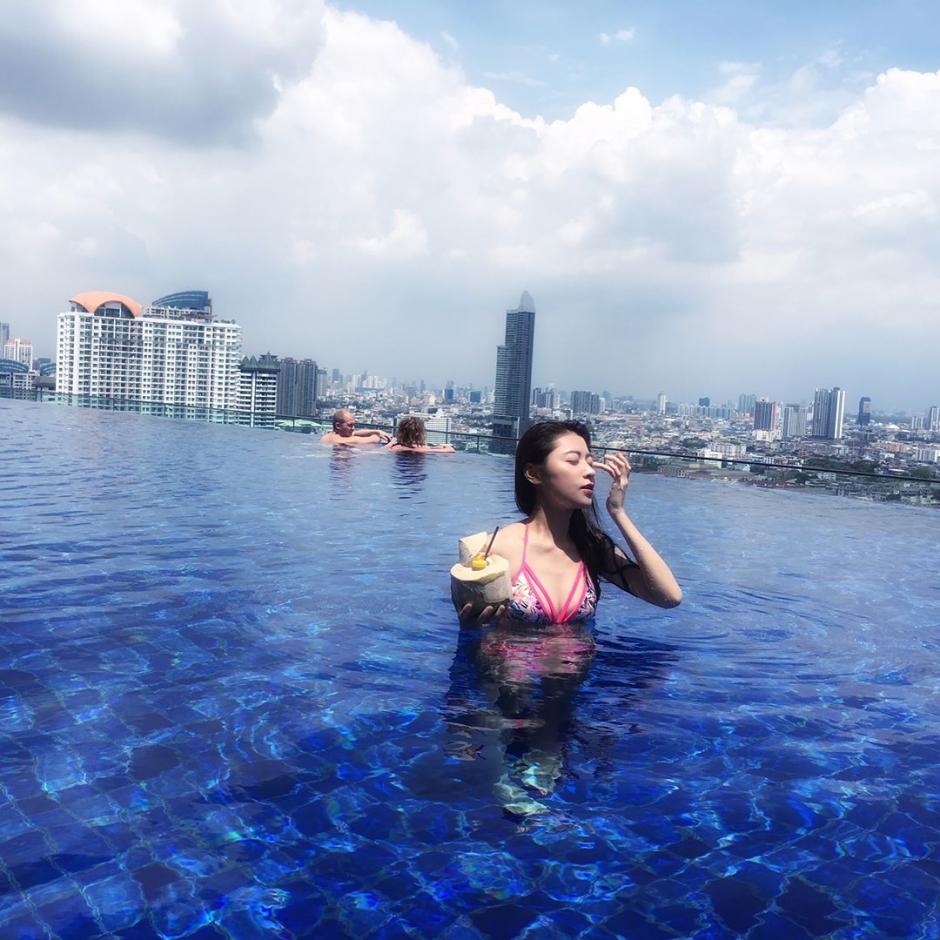 气质美女张子蕾泳装私房照性感迷人