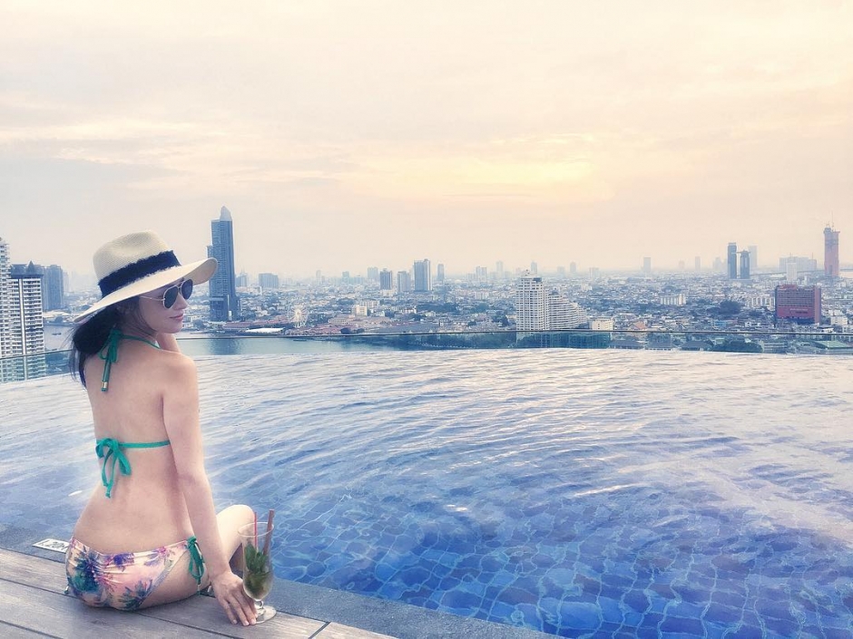 气质美女张子蕾泳装私房照性感迷人