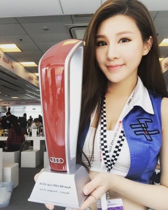 台湾车模爱语莎低胸自拍照妩媚迷人