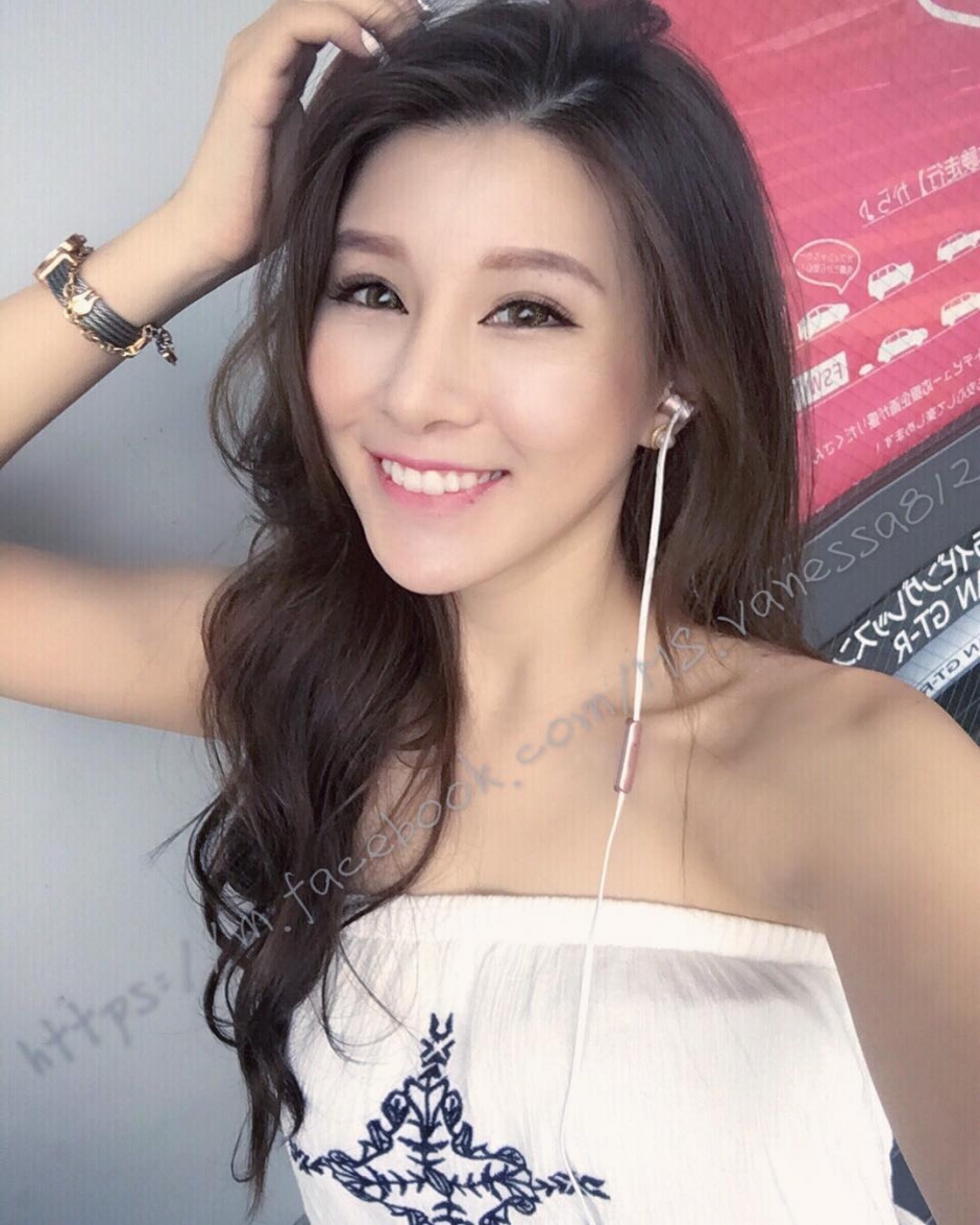 台湾车模爱语莎低胸自拍照妩媚迷人