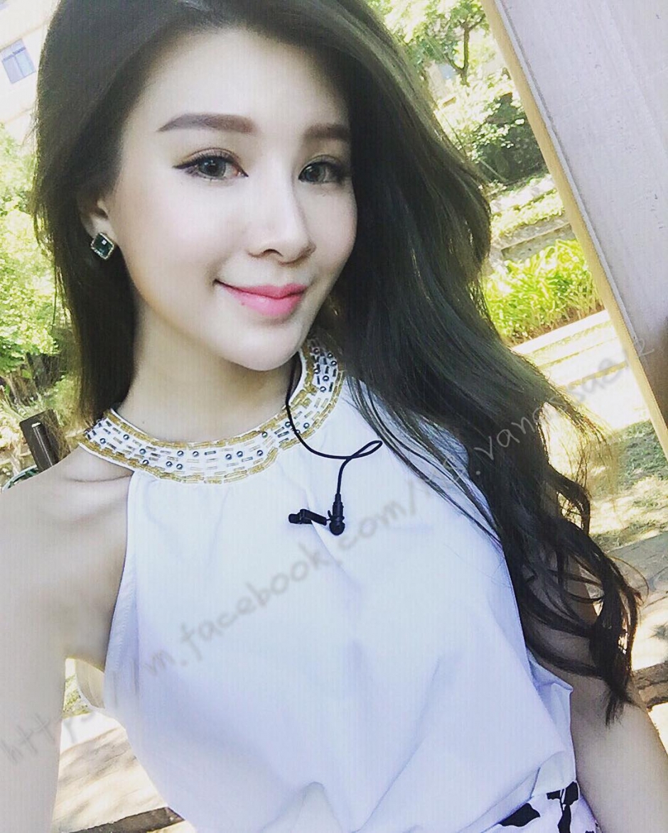 台湾车模爱语莎低胸自拍照妩媚迷人