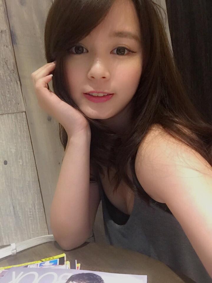 台湾美女小亚低胸自拍照