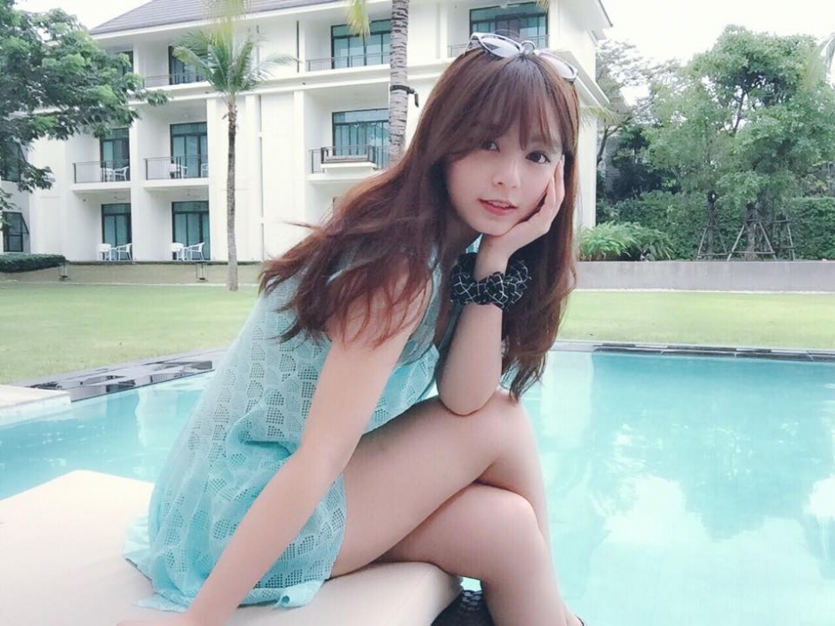 台湾美女小亚低胸自拍照