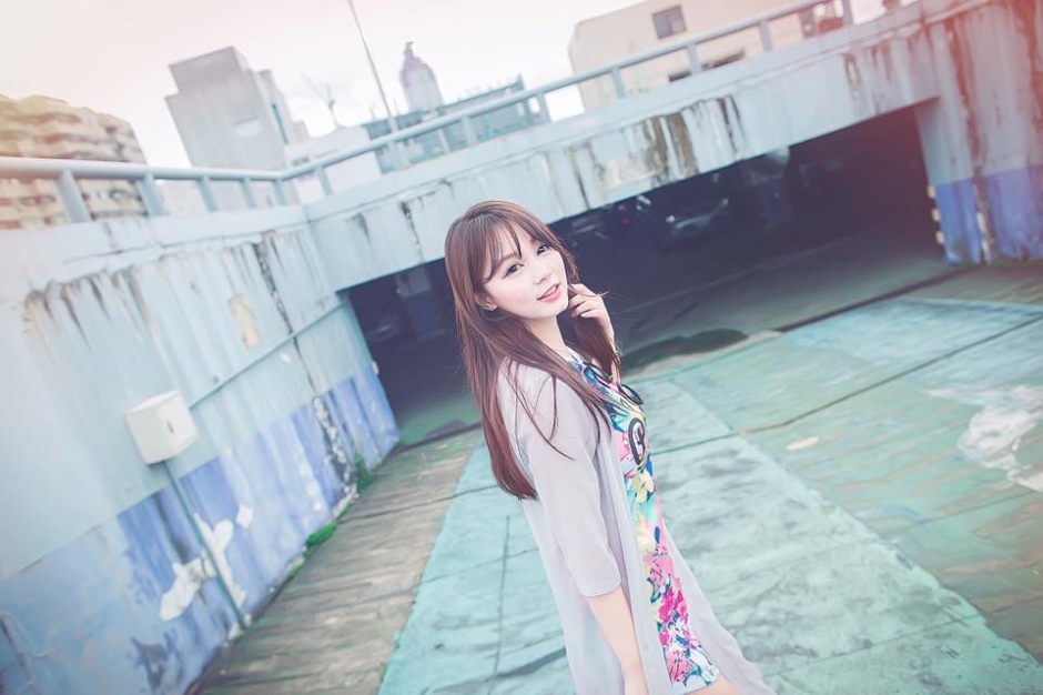 台湾美女小亚低胸自拍照