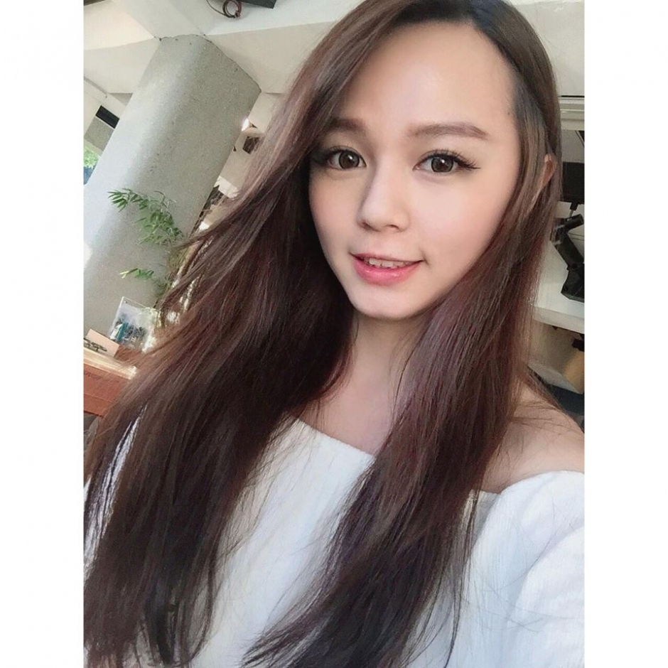 台湾美女小亚低胸自拍照